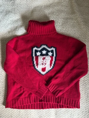 Röd stickad polotröja Gant - En varm stickad tröja med Gant märke på framsidan. Väldigt bra skick endast lite nopprig. Storleken är xxl men skulle säga att den passar S/M