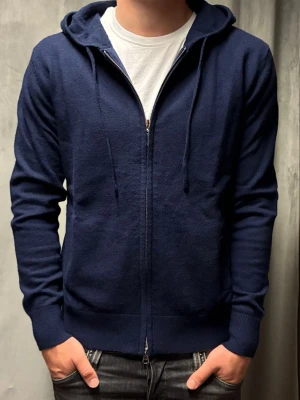 Kashmir/Merino zip hoodie - En skön marinblå Kashmir/Merino zip hoodie i storlek XS! Bara testad, därför nyskick på hoodien! Hör av dig vid frågor!🌟
