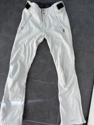 Vita skidbyxor från Protest - Snygga vita skidbyxor från Protest i en lite mer tight modell. Super snygga både i backen och på afterski!😍😍