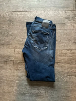Replay Anbass - Feta replay jeans i storlek 30/30 