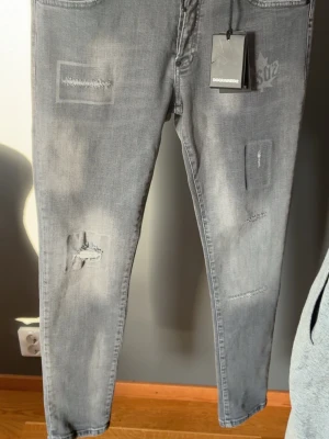 Dsq2 jeans  - Dsquared2 jeans  Aldrig använda  W32 L32  Slim fit  Väldigt bra skick påse och tags finns.  Perfekt om man vill sticka ut i mängden och vara den personen som ser extra fräsch ut  