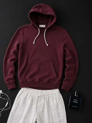 Vinröd hoodie från Pier One - Snygg vinröd hoodie från Pier One med klassisk känguruficka och vita dragsnören i huvan. Tillverkad i mjukt material som känns skönt mot huden. Perfekt för en avslappnad och trendig look.