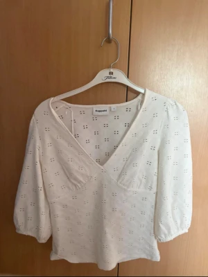 Vit blus  - Vit blus ifrån Kappahl i st S💓använd 1 gång, köpte på vinted med prislappen kvar. Kostar 279 kr ny!