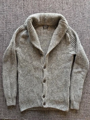 Massimo Dutti cardigan - Säljer en eftertraktad kofta ifrån Massimo dutti. Matrial ”wool cashmere” | storlek M | skick 9/10 sällsynt modell svår att hitta, bara att skriva vid minsta fundering! 