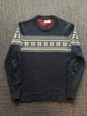 Dobber tröja ~ vintage  - Sjukt eftertraktad Dobber tröja ~ vintage modell | st M | färg marinblå | vintageplagg i bra skick | äldre modell som inte längre tillverkas och därför är svår att hitta | sällsynt 2000’s modell | OBS kan gå ner lite i pris vid snabb affär! 🏄 