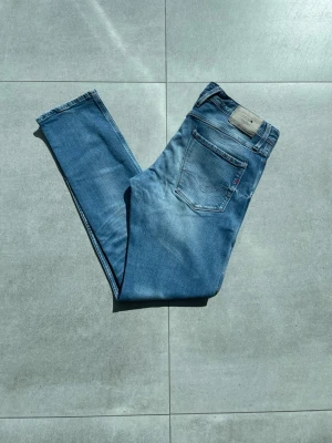 Replay jeans  - Tja! Snygga replay jeans med snygg fade och snyggt hål över knät | skick 9/10 | storlek 34/32 |snygga fades över lår och baksida lår! Passar utmärkt nu till skolan och till hösten! Hör av dig vid mer frågor eller funderingar🕺mvh Gradioso