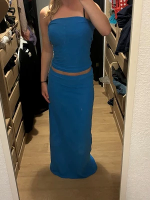 Blå långkjol - Säljer denna supersnygga blå långkjol som är egensydd.🩷Personen på bilden är 162 cm för referens. Obs toppen kommer till! 