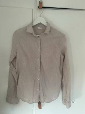 Linneskjorta  - Säljer en beige linneskjorta i storlek S (36-38)