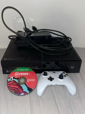 Xbox One 500GB - Konsolen och kontrollen fungerar felfritt och är i fint skick.  Vad som ingår: Konsolen 1 kontroll Alla tillhörande kablar FIFA 20