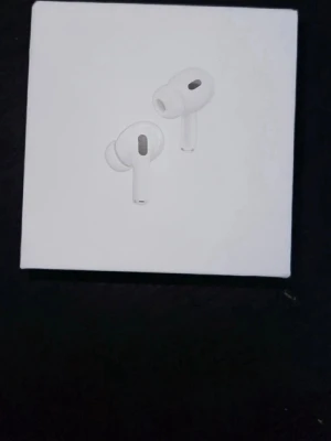 AirPods  - ⚠️DEFEKT⚠️De funkar inte då jag råkade köra de i tvättmaskinen. Hoppas fortfarande att någon vill ha de, därav priset. Pris kan förhandlas. 
