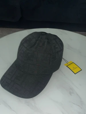 Black Fendi Cap - Helt ny och oanvänd svart Fendi keps, storlek går att justera.
