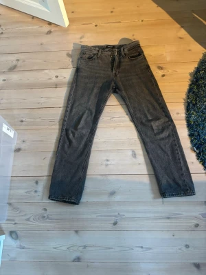 Svarta relaxed jeans Jack & Jones - Säljer ett par svarta relaxed fit jeans från Jack & Jones, modell Chris. Jeansen har klassisk femficksdesign, raka ben och knappgylf. Materialet är slitstark denim i bomull. Perfekta för en avslappnad och trendig stil.