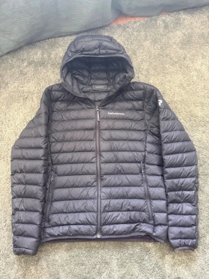 Tunn dunjacka med huva från Peak Performance Svart - Säljer en svart dunjacka med huva från Peak performance i extremt bra skick. Lättviktigt material och quiltad design gör den perfekt inför de lite kallare dagarna och till skolstarten. Fraktar samma dag plagget är köpt❤️‍🩹Pris kan diskuteras vid en snabb affär 💨 