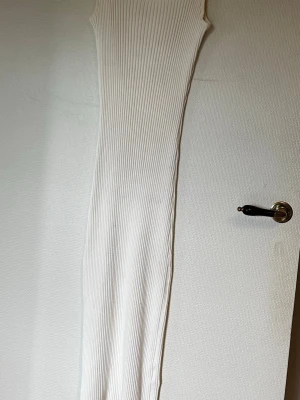 Lång klänning - Skönt långklänning som är ribbad. Använd fåtal gånger, mycket bra skick. Går att få tvättad om så önskas. Bara att skriva om ni har några funderingar eller vill ha fler bilder!