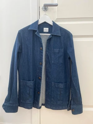 John Henric Denim Overshirt - Säljer nu denna fina Overshirten från John Henric i denimfärg. Storlek XS, fint skick inga skavanker. Skriv vid frågor