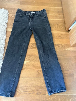 Svarta raka jeans från g perfect jeans - Säljer ett par svarta raka jeans från g perfect jeans i storlek 34. Jeansen har klassisk femficksmodell, dragkedja och knapp i midjan. Materialet är denim med en tvättad svart färg som ger en cool vintagekänsla. Jag har även sytt dem lågmidjade vilket inte syns att jag har gjort om
