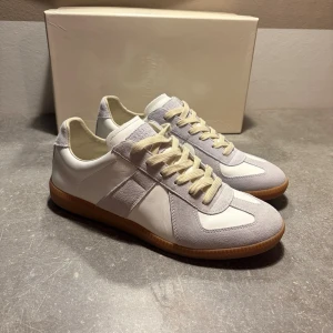 Maison margiela gats - Tja, säljer nu dessa feta vita Maison Margiela GATs 🤍 Storlek 44 och knappt använda. Riktigt clean färg och en modell som funkar till både vardags och lite mer uppklätt.  Tveka inte på att höra av dig vid fler frågor eller funderingar 😁