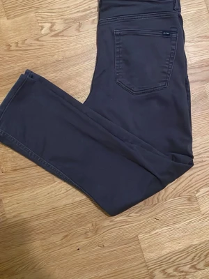  Jack & Jones Jeans - Snygga mörkblå byxor från Jack & Jones. Dom är jätte mjuka och sköna att ha på sig och ser bra ut. säljer för dom är tyvärr nu för små.