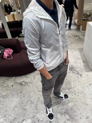 Vit windbreaker stilren och billig  - Vit windbreaker stilren och billig 