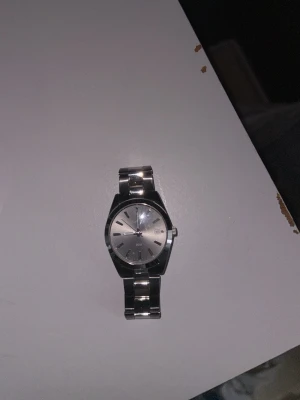 Klassisk silverfärgad armbandsklocka - Stilren armbandsklocka i silver med metallarmband och rund urtavla. Urtavlan är enkel och minimalistisk med tydliga markeringar och visare. Perfekt accessoar för dig som gillar en clean look.