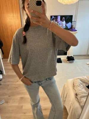 Stickad törja - Kommer sälja denna mysiga stickade tröja med trekvartsärm på min plick liveshow söndag 23/8 19:00 där man kommer se plagget närmare 💌