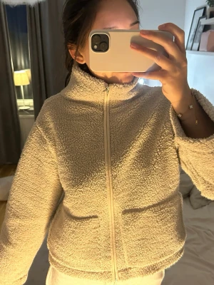 Beige teddyjacka  - Teddyjacka i beige med hög krage och hel dragkedja framtill ✨🌸💞💞