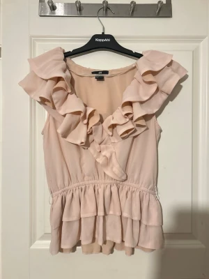 ljusrosa volangtopp - jättesöt ljusrosa volang blus från h&m i storlek S💓