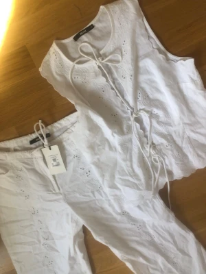 Broderat set - Bikbok - Byxorna är nya med prislapp & toppen är använd 1 gång så i fint skick! Storlek 38/M men dem är mer som 36/S då dem är lite små i storlek 