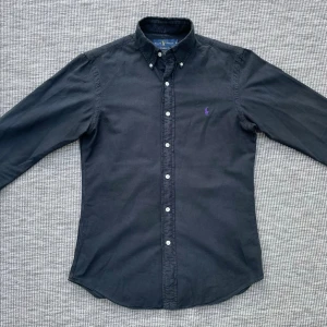 Ralph Lauren skjorta - Säljer nu denna riktigt snygga Ralph Lauren Skjorta!🙌 Storlek: S⭐️ Skick: 9/10🌟Hör gärna av er vid funderingar🤝