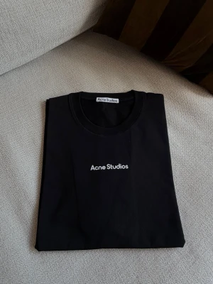Acne Studios t shirt  - Riktigt fin och fräsh. Passformen är oversize och unisex. Mycket bra skick.