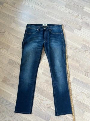 Helt nya acne studios jeans w33 - Helt nya populära och eftertraktade acne studios jeans i w33 säljes. 100 cm total längd och 43 cm breda i midjan. Grym passform perfekta för alla tillfällen och inga som helst defekter helt nya! Tveka inte vid minsta fråga eller fundering!