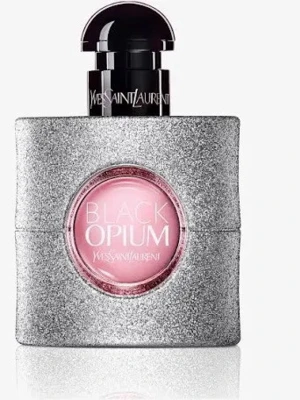 Yves Saint Laurent Black Opium parfym - Säljer en Black Opium parfym från Yves Saint Laurent. Flaskan är fyrkantig med rundade kanter, täckt av silverglitter och har en rund rosa detalj i mitten. Svart glansig kork med märkets logga. Perfekt för dig som gillar lyxiga och snygga parfymer.