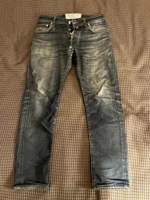 Jacob Cohën Jeans - Mörkblåa Jacob Cohën jeans med en helt sjuk tvätt, skicket är hyfsat bra med en lagning vid skrevet och även hål i en av fickorna på insidan, modell J688, Hör av dig vid frågor!😊/mått kan ges