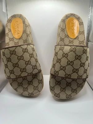 Beige sandaler i strlk 40 - Säljer sandalerna  då det tyvärr inte  kommer till någon användning. Helt oanvända . 