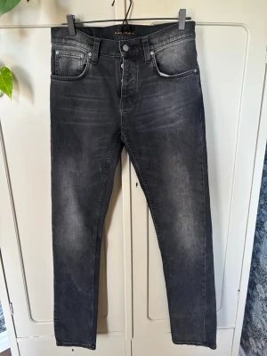 Nudie Jeans - Nudie jeans i modellen ”Grim Trim”                      Midja: 43cm.                                                                  Längd:110cm.                                                               Skriv om ni har frågor!🙌
