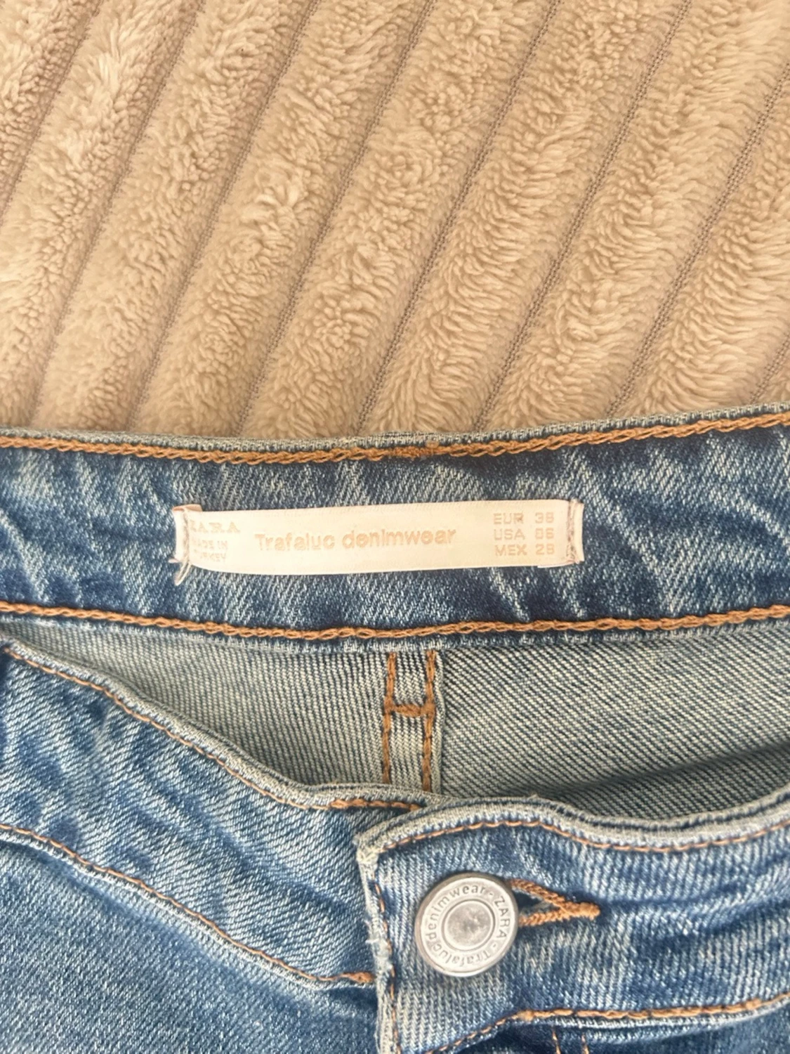 Blå slitna jeans med hål - 3