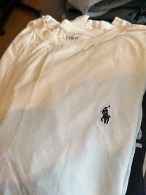 Vit Ralph lauren t shirt - Lite missfärgning under armhålorna, storlek 14-16 men passar mig som bär xs