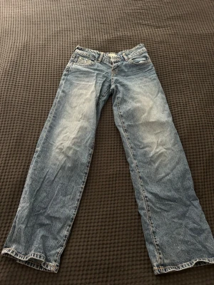 Blå raka lågmidjade jeans  - Ett par klassiska blå jeans med raka ben och är lågmidjade, knappt aldrig använd, är 163 och passar bra i längden 