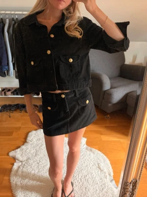 Matchande set - Snyggt matchande jeansset. Kjolen är XS och jackan är S