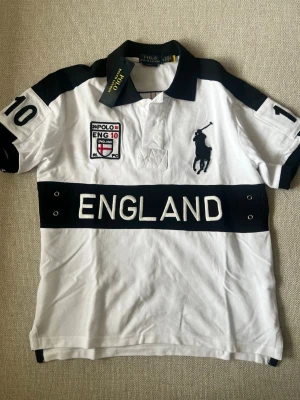Polo Ralph Lauren England Piké - Aldrig använd med prislapp kvar. Storlek S. Pris kan diskuteras