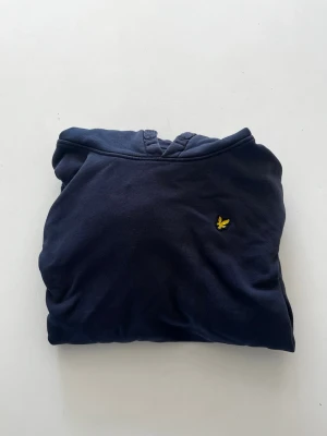 Lyle & Scott Hoodie - Lyle & Scott hoodie, är använd så inte ny men inga tecken på slitningar. Storlek: 14/15 år vilket är 164/170 men kan även säga S. passar både tjej och kille! Kan finnas lite smutsfläckar kvar som tvättmaskinen har missat😅. Våga pruta och skorv gärna vid frågor! MVH: ScentAndStyle 