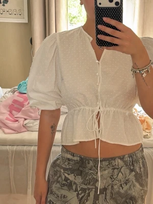 Vit blus med puffärm och knappar - Fin vit blus 