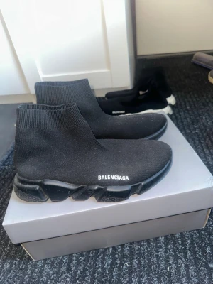 Balenci skor speed  - Balenci speed 1.0 skor, inga slitningar bara väldigt smutsiga. haft dom något år nu och används inte. pris går möjligtvis och diskutera. 