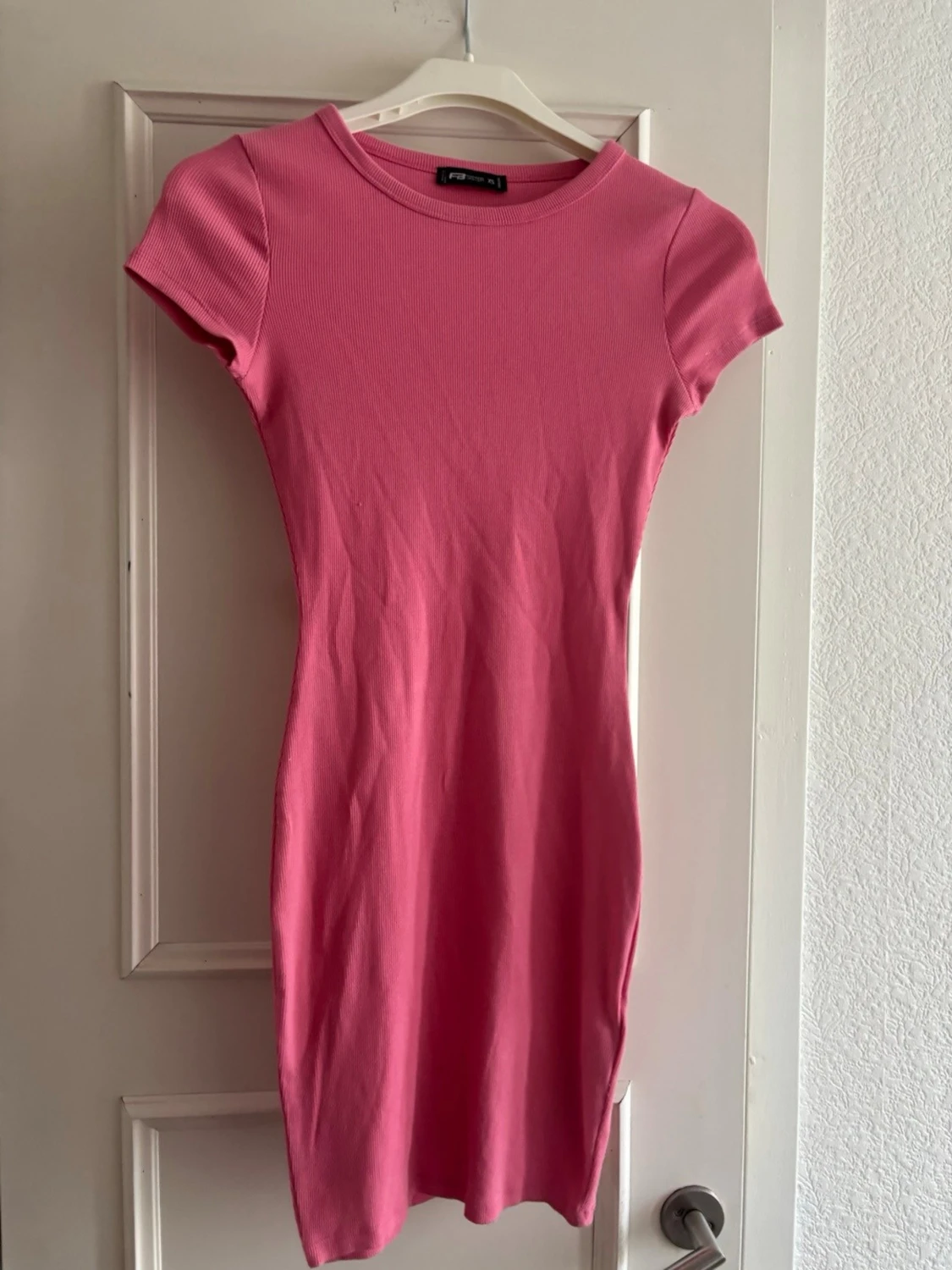 Rosa ribbad kortklänning