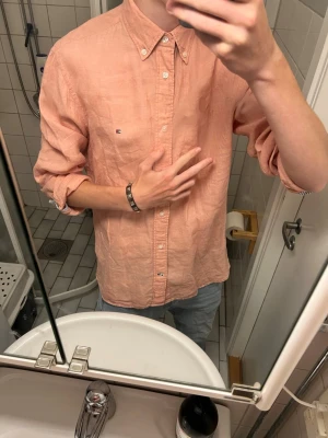 Tommy Hilfiger skjorta - Snygg Tommy Hilfiger skjorta storlek medium modellen är 180cm lång i en rosa färg är skjortan