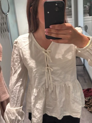 vit beige blus🤍 - säljer min blus eftersom den har blivit för liten. den är i storlek 158/164 och känns liten.