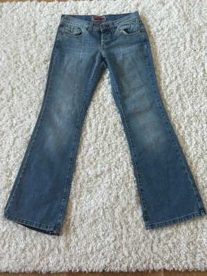 Vintage Bootcut jeans  - Jag har sprättat upp sömnen längst ner (bild 3) men utöver det är dem i bra skick! Priset går att diskutera 💕midjemått: 37cm rakt över, innerbenslängd: 77cm 