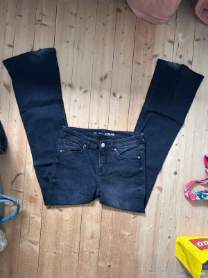 Svarta bootcut jeans i stretch från Gina tricot - Svarta bootcut jeans i stretchigt denimtyg med klassisk femficksdesign och hällor för bälte. Dem är från Gina tricot och bara använt fåtal gånger, inte min stil. Dem är storlek 36🥰