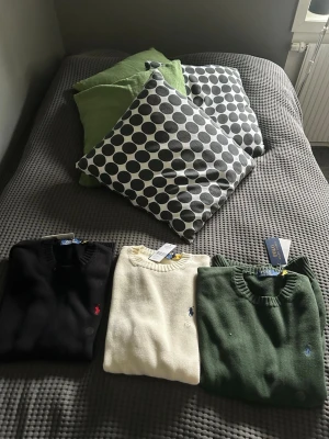 3 pack polo raulp loren tröjor i svart, vit och grön - 3 pack polo tröjor som aldrig är använda och köpta i Stockholm i storlek S med lappar och allt kvar! Hör gärna av er om ni har någon fundering pris går att diskutera 