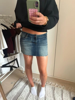 Blå jeanskjol med detaljerade fickor - Snygg blå jeanskjol i klassisk denim med rå, fransig kant nertill. Perfekt för dig som gillar en enkel och trendig stil💕
